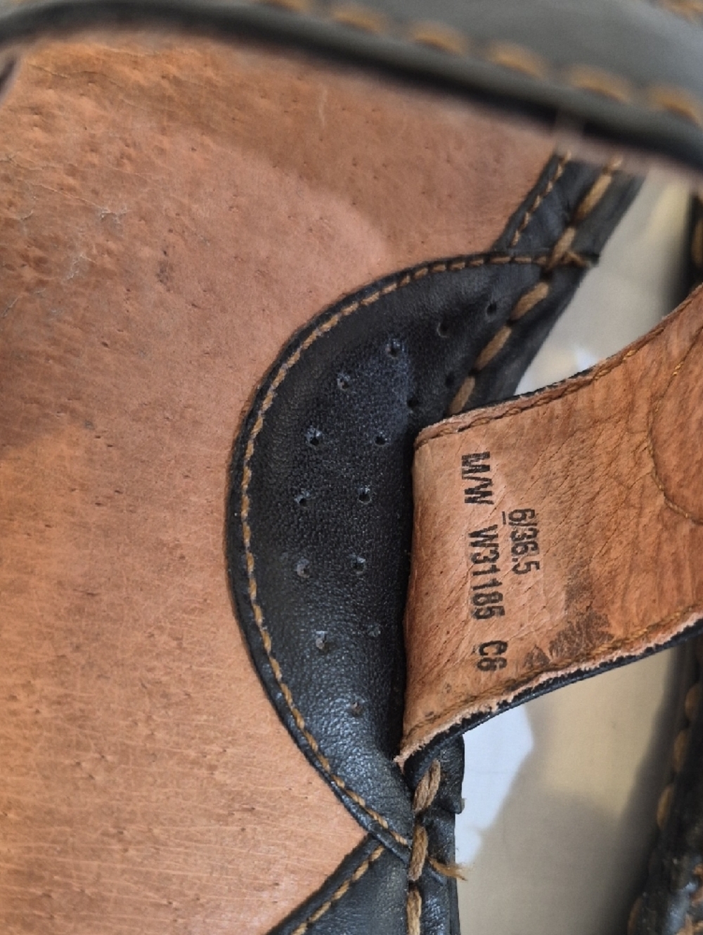 🌟 2 For $ 15 🌟Born Black Leather Thong Sandals with Tan Insole - Picture 5 of 7